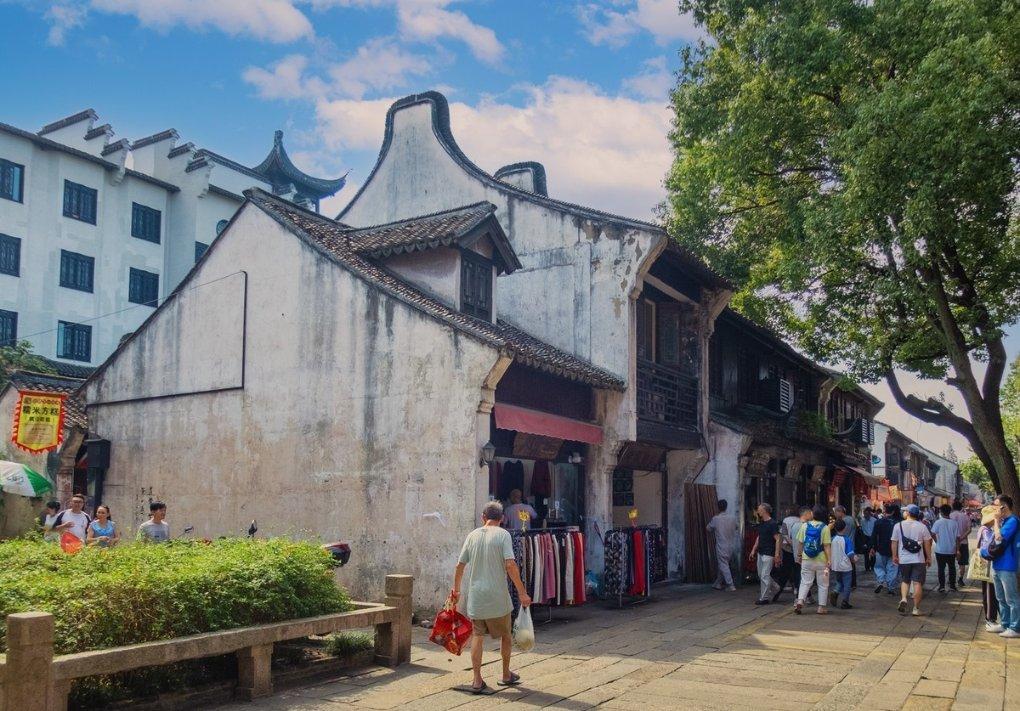 吴宣仪与粉丝“哭穷”引发争议